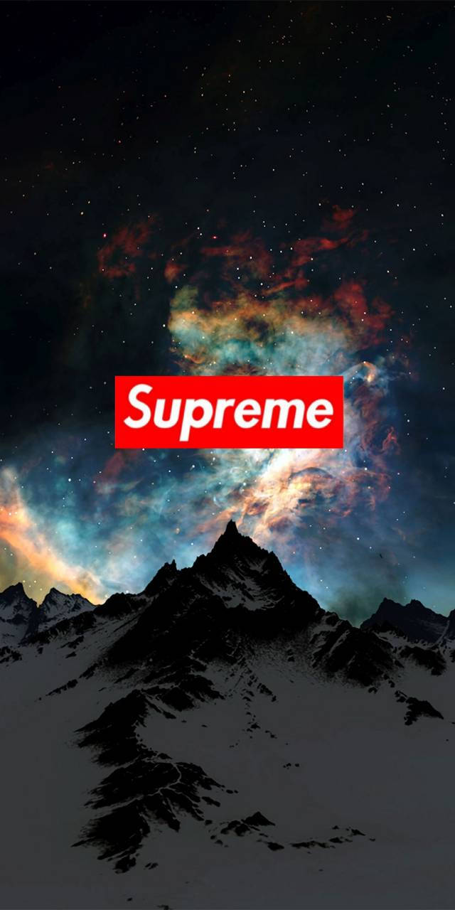 Supreme 標誌於山巔 壁紙 — 積雪的山峰在充滿活力的宇宙星雲中聳立，中央是紅色的Supreme標誌。