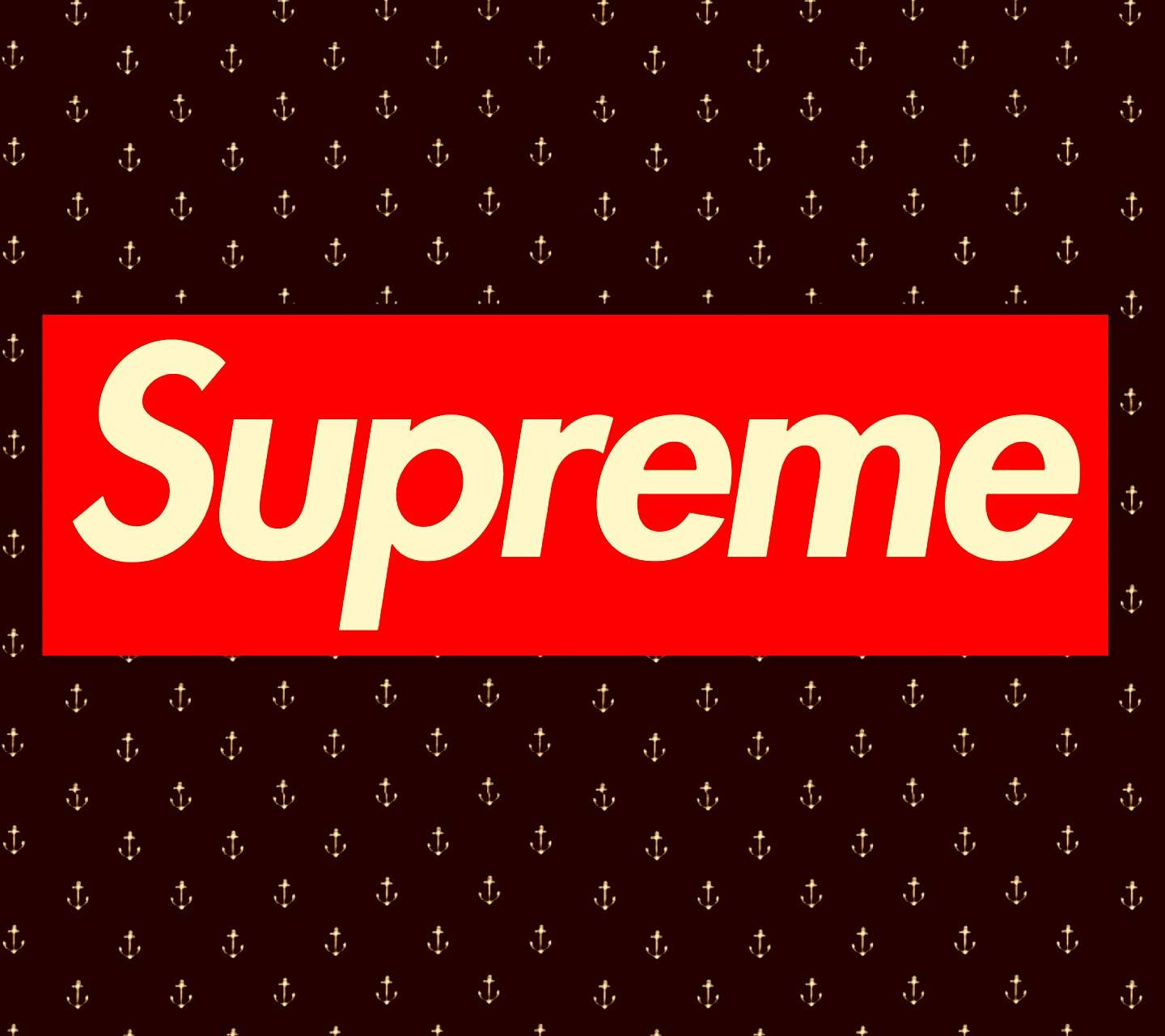 Supreme 標誌於復古圖案 壁紙 — 一個大膽的紅色Supreme標誌，帶有奶油色字母，居中在重複奶油色錨圖案的深棕色背景上。