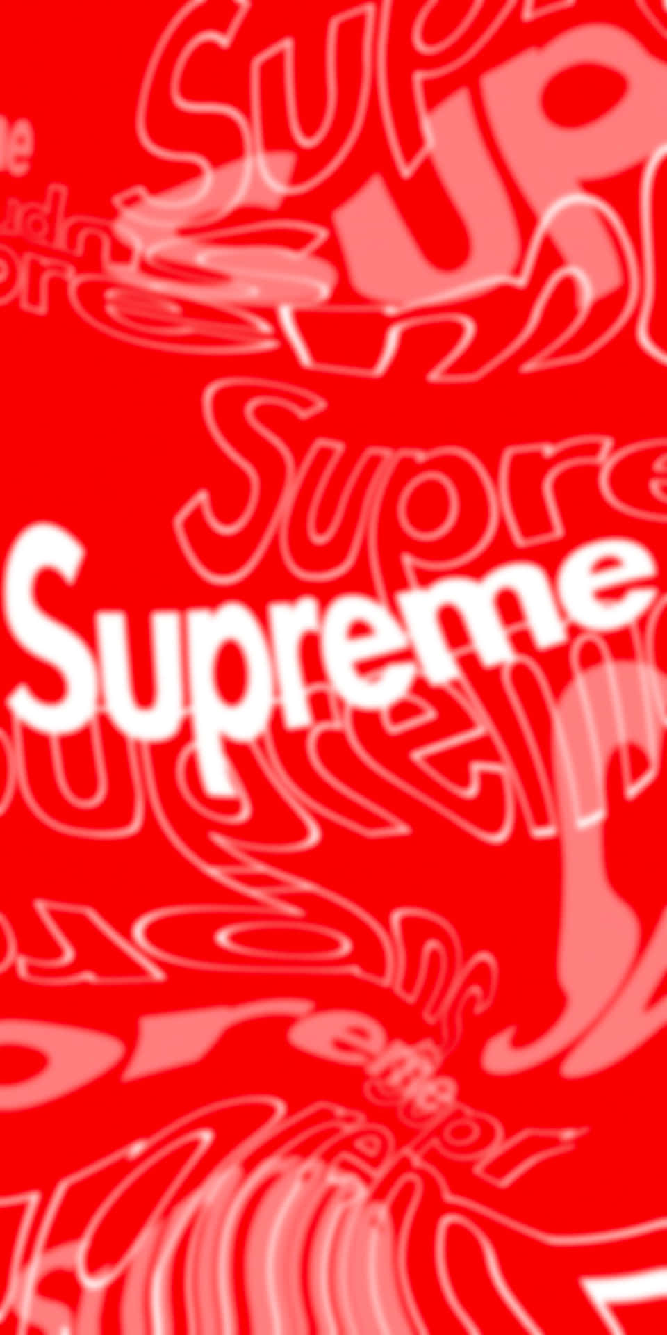 紅色背景上重複出現白色輪廓的Supreme標誌，分層文字排列。
