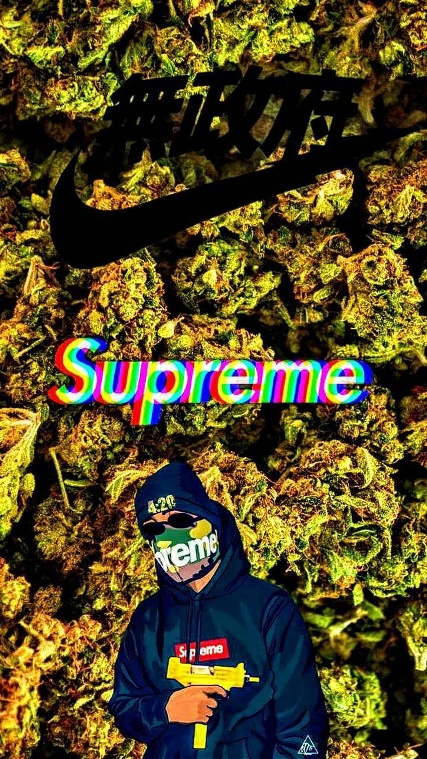 穿著Supreme連帽衫和口罩的人拿著玩具槍，背景是大麻。