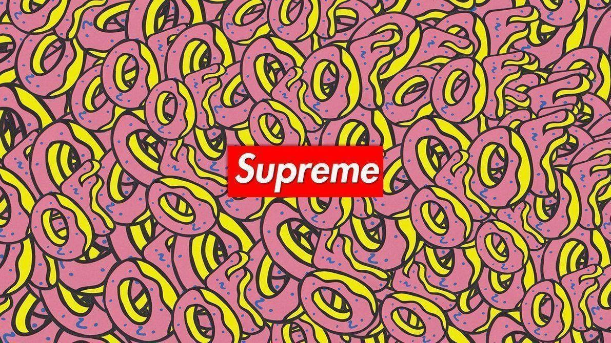 Supreme 與甜甜圈 壁紙 — 一個充滿活力的粉紅色冬甩圖案，帶有黃色糖霜和藍色糖針，覆蓋整個圖像，中央有一個紅色的Supreme標誌。