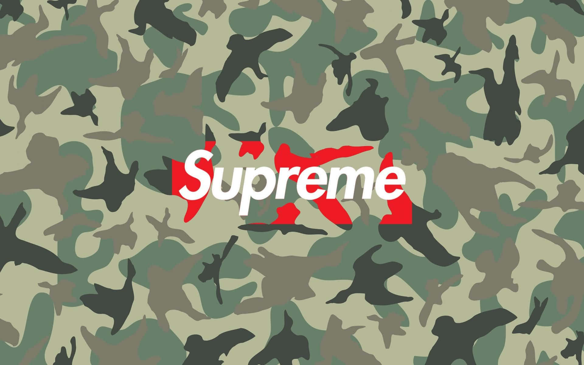 Supreme 軍綠迷彩風景背景 壁紙 — 迷彩圖案牆紙，上面有黑色鳥類剪影和紅白 Supreme 標誌。