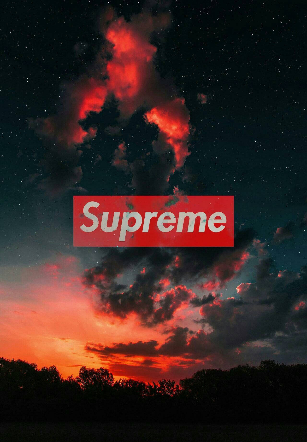 Supreme標誌襯著火熱的暮色天空，有星星和烏雲。