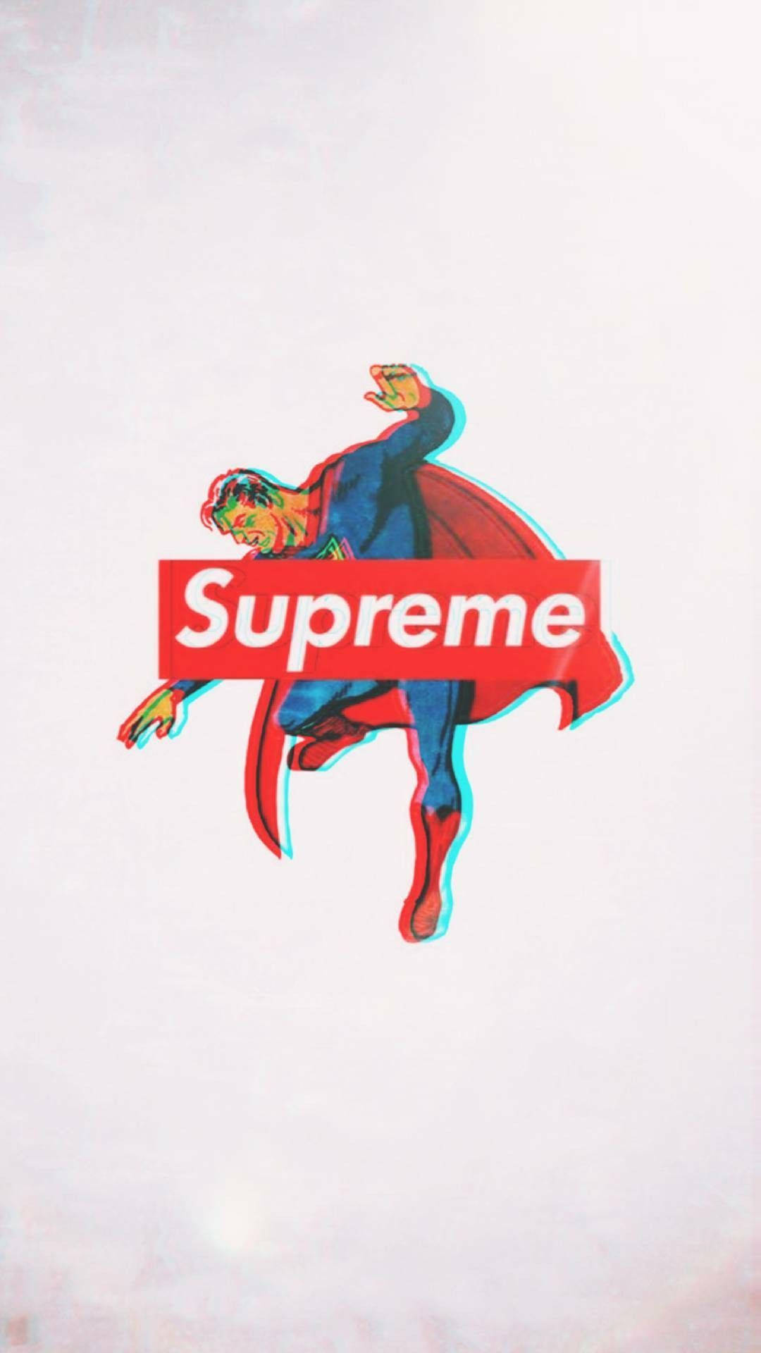 白色背景上帶有紅色Supreme標誌和色差效果的超人形象。