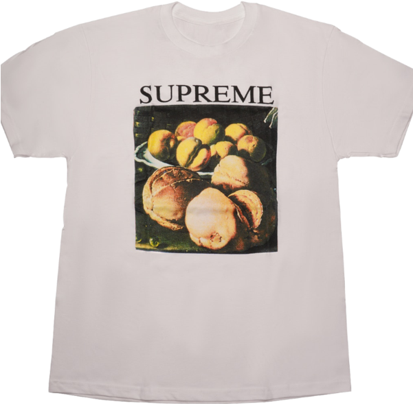 Supreme品牌水果圖案T恤 壁紙 — 白色T恤，印有'SUPREME'字樣，上方是桃子和麵包的復古靜物圖案。