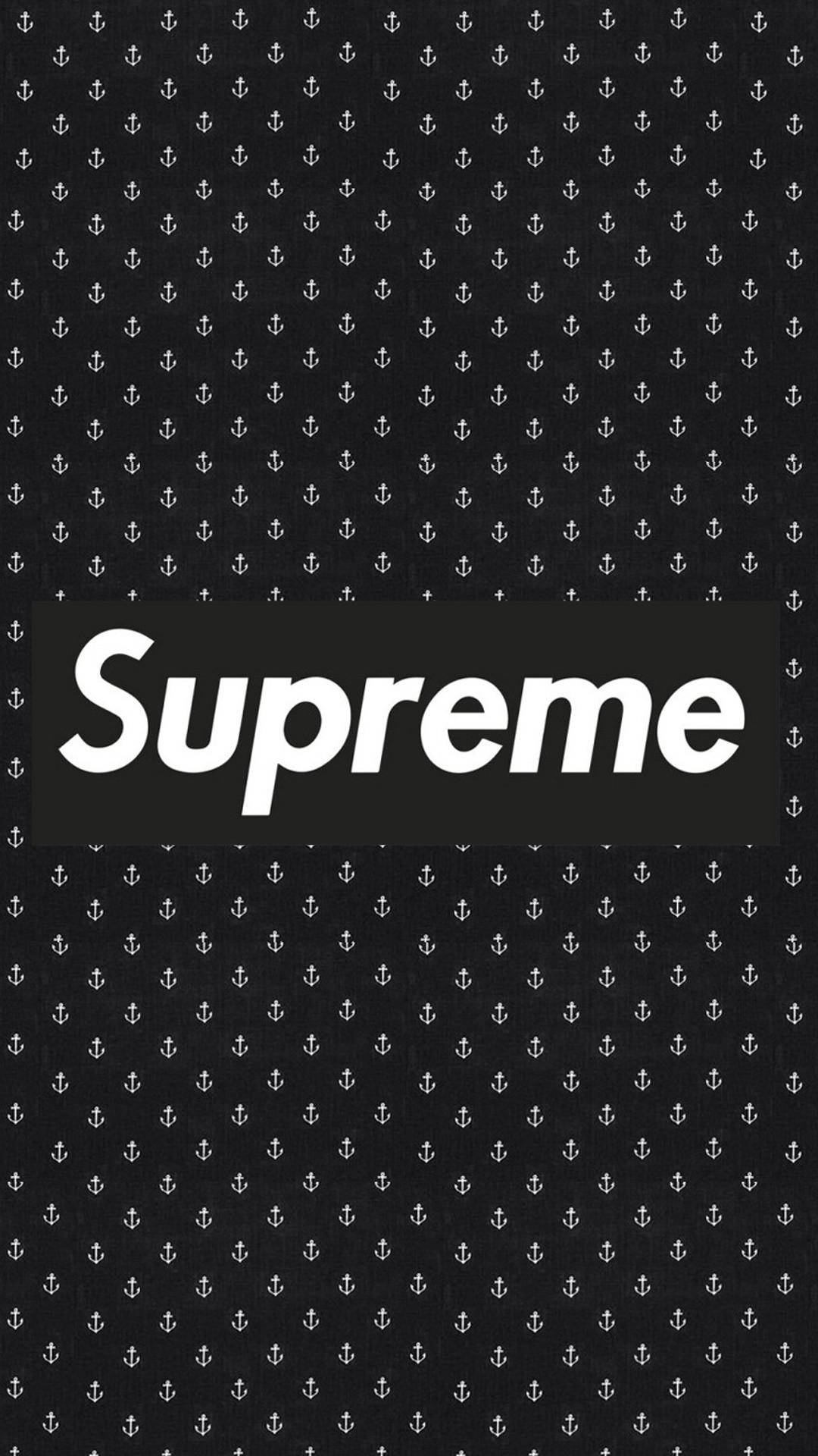 黑色背景，帶有白色錨點圖案和Supreme標誌。