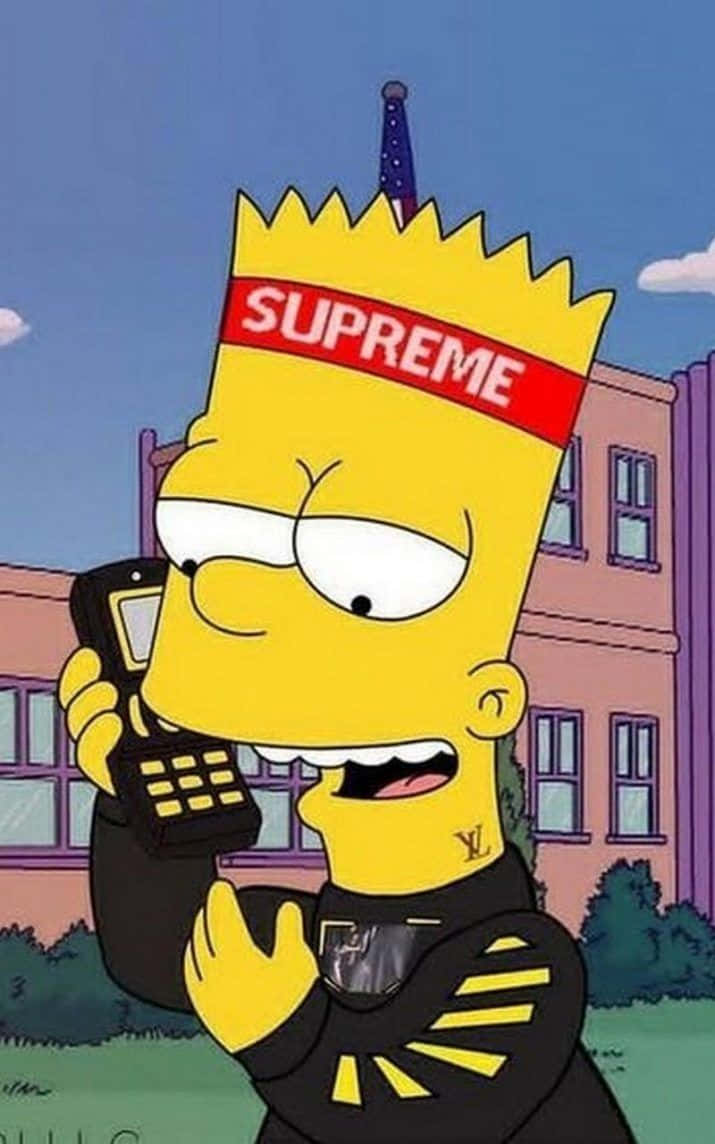 Supreme巴特·辛普森打電話 壁紙 — Bart Simpson 戴著 Supreme 帽和 LV 外套，用舊電話講話，皇冠上插著一把劍。