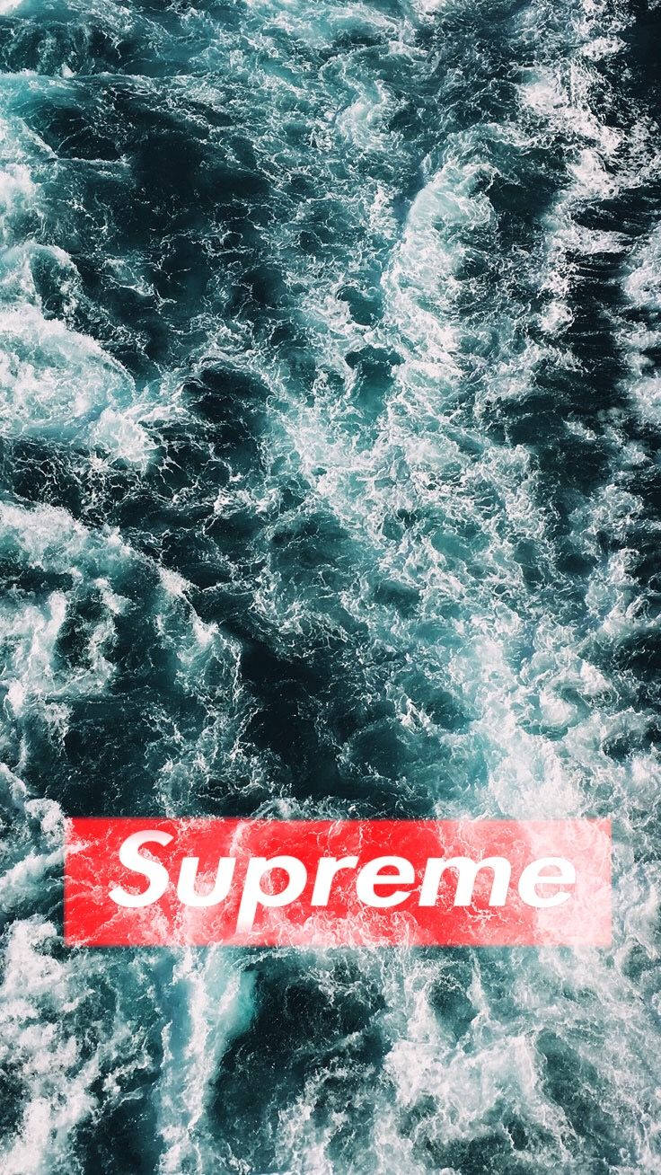 Supreme於海中 壁紙 — 洶湧的藍綠色海浪撞擊著白色泡沫，上面覆蓋著一個大膽的紅色Supreme標誌。