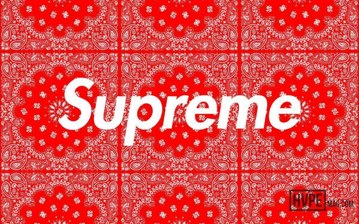 Supreme標誌於紅色曼陀羅 壁紙 — 大膽的白色Supreme標誌居中在充滿活力的紅色頭巾圖案背景上。