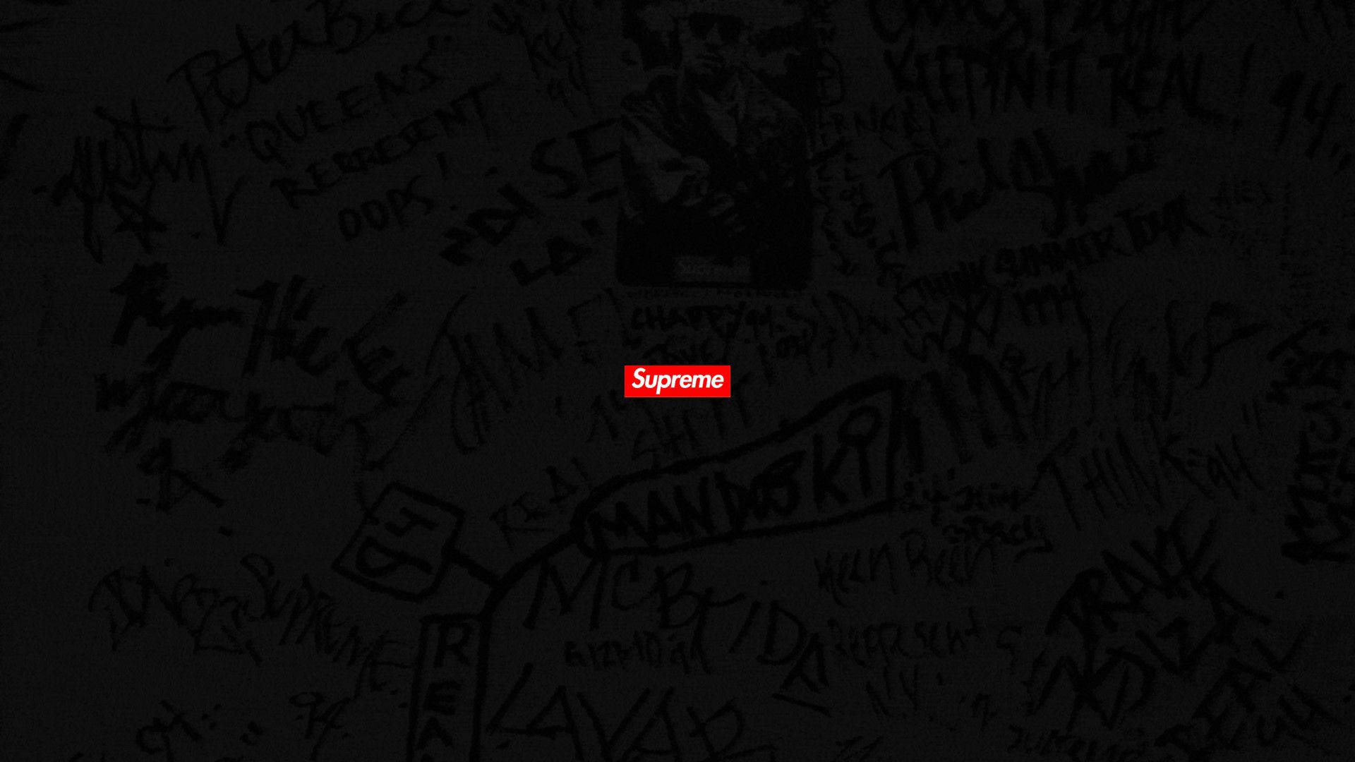 Supreme標誌於黑色背景 壁紙 — 一面被塗鴉標籤覆蓋的暗牆，中央有一個紅色的Supreme標誌。