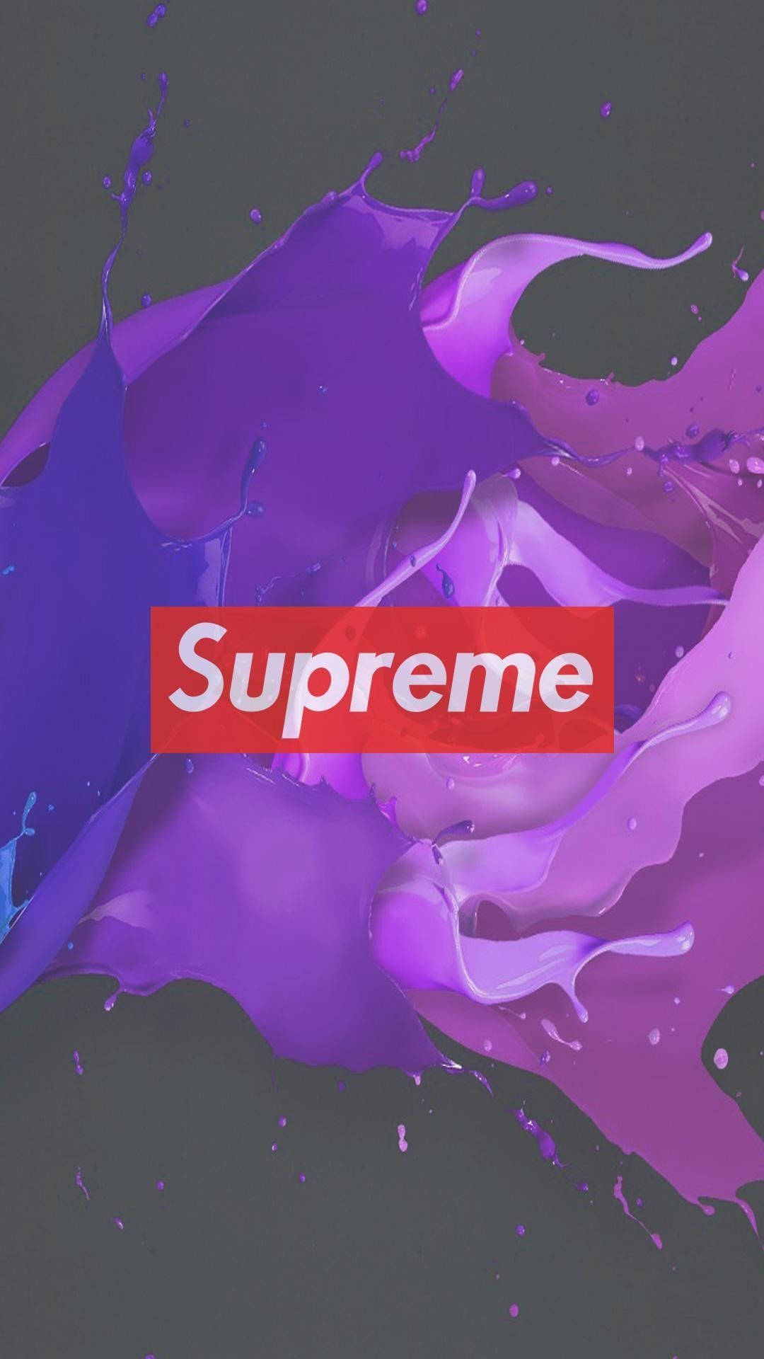深灰色背景上的紫色油漆飛濺和紅色Supreme標誌。
