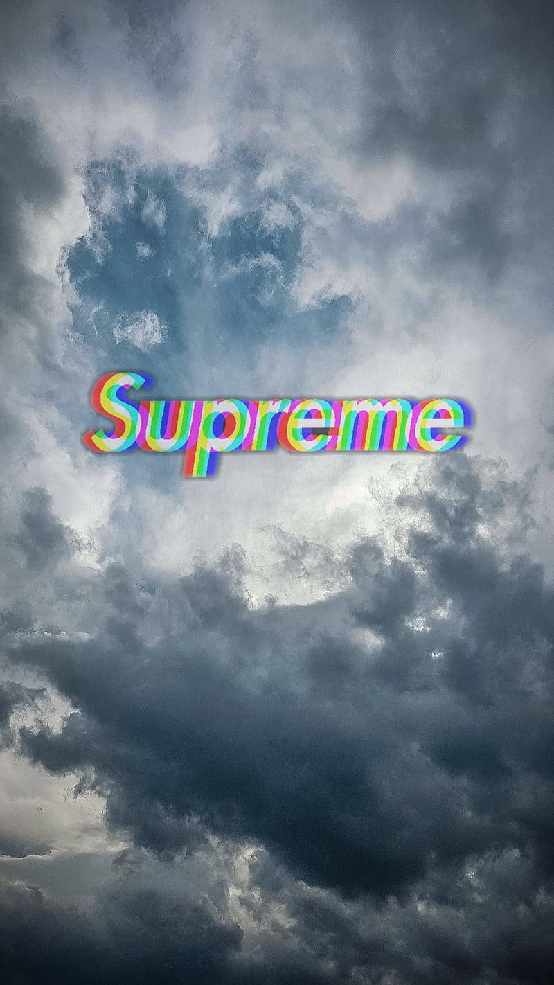 彩虹 Supreme 標誌漂浮在帶有烏雲的暴風雨天空中。
