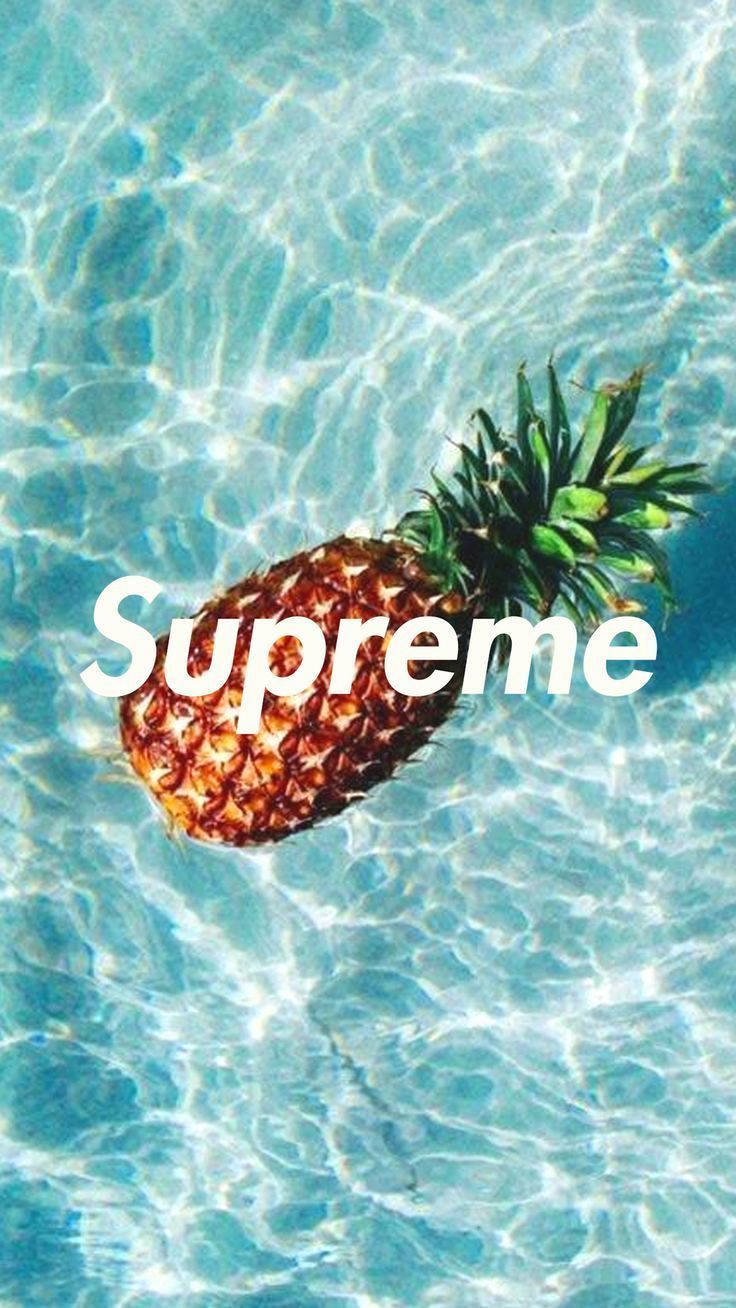 Supreme與水上鳳梨 壁紙 — 一個菠蘿漂浮在清澈的碧綠水中，陽光在水面泛起漣漪，並疊加了一個白色的「Supreme」標誌。