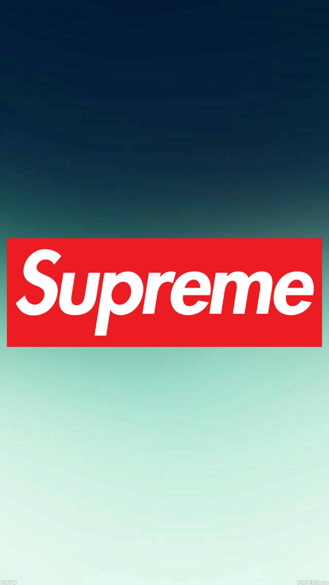 Supreme藍色漸層 壁紙 — 一個大膽的紅色Supreme標誌居中於從深藍色到淺青綠色的漸變背景上。