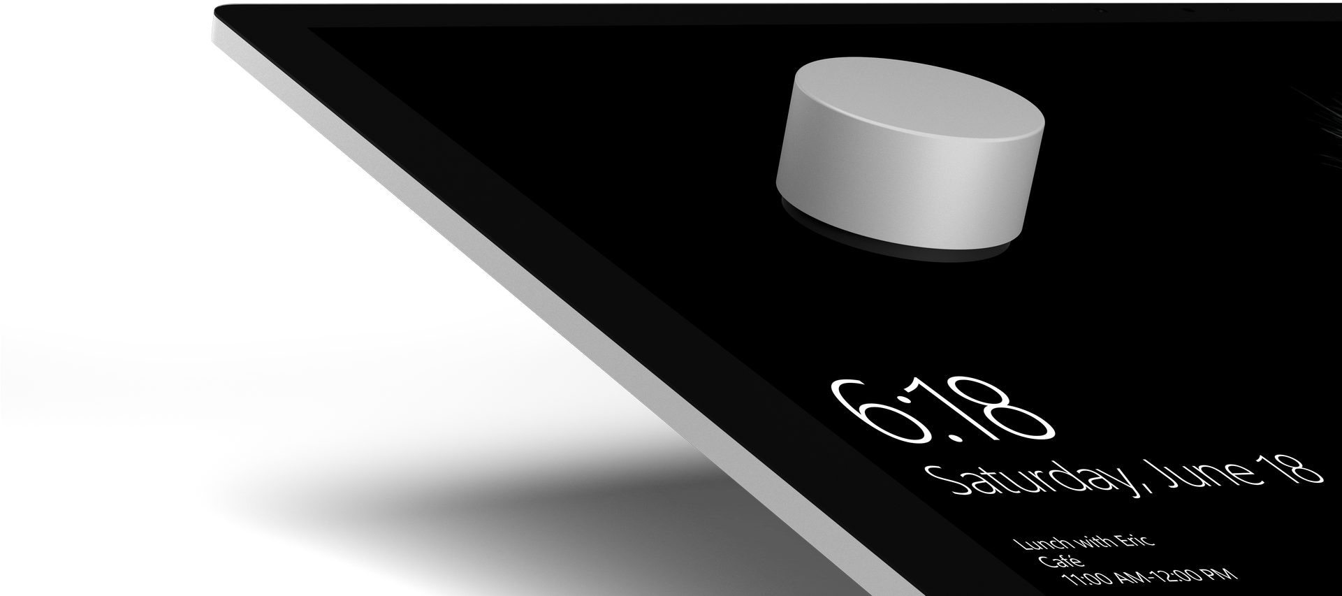 微軟Surface Dial顯示器 壁紙 — 一個時尚的銀色圓柱體放在一個黑色平板電腦上，以極簡的白色文字顯示時間、日期和日曆事件。