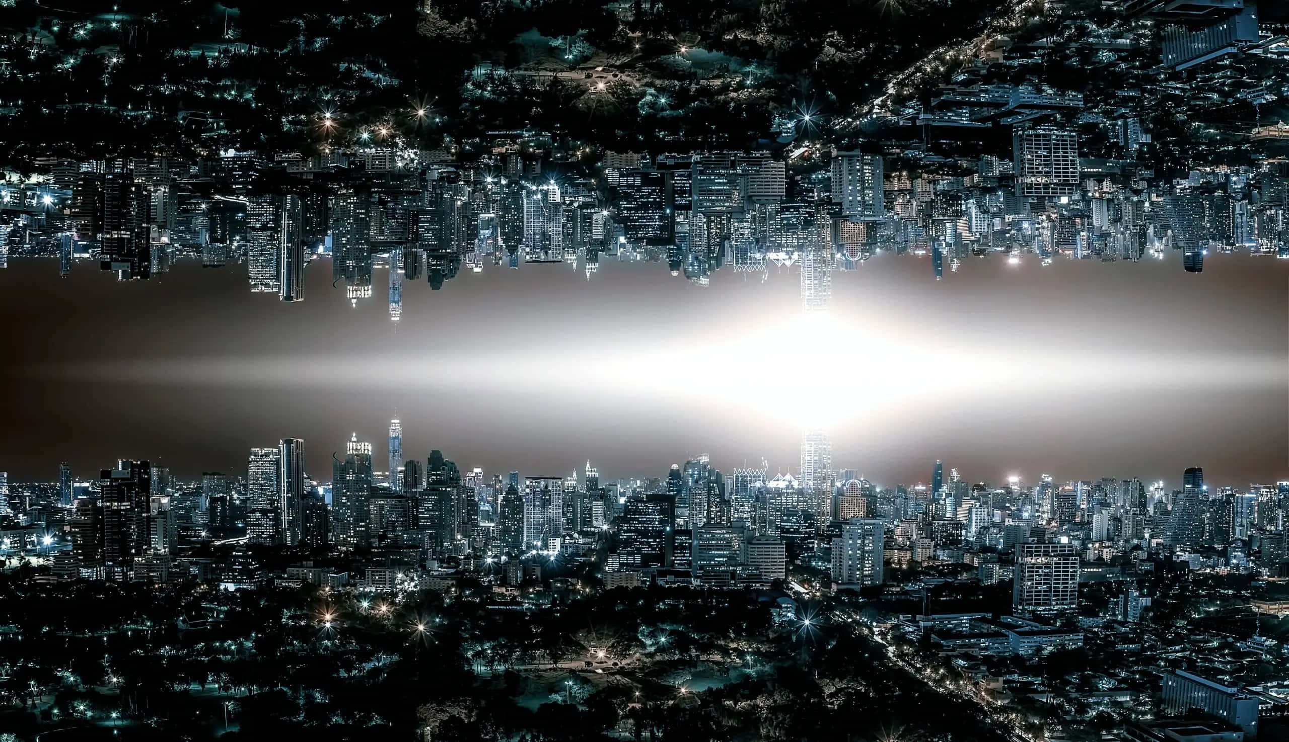 Parallel Universe 桌布 壁紙 — 夜晚超現實的倒置城市景觀，發光的摩天大樓映照在明亮的中央光束上。