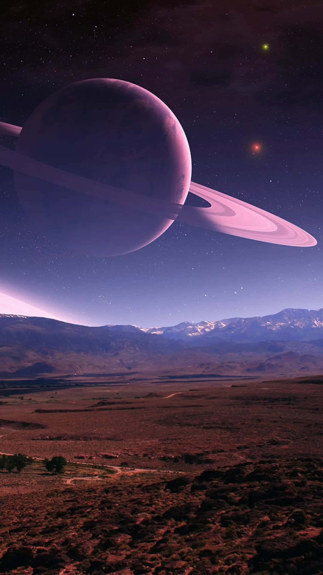 紫色環狀行星在黃昏時分懸浮在外星山脈之上。