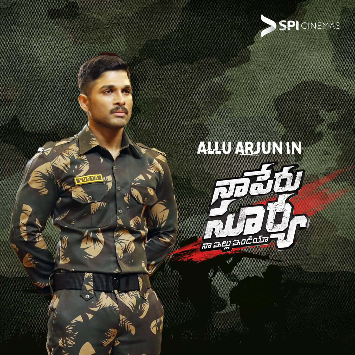 電影《Surya The Soldier》明星藝人阿魯·阿爾俊 壁紙 — 演員 Allu Arjun 身穿迷彩服，在帶有粗體泰盧固語文字和紅色圖形點綴的深色軍事背景前自信地站立。