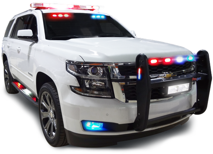 警用SUV配閃光燈 壁紙 — 一輛白色警用SUV，車頂、格柵和保險桿上閃爍著紅色和藍色燈光，背景為黑色。