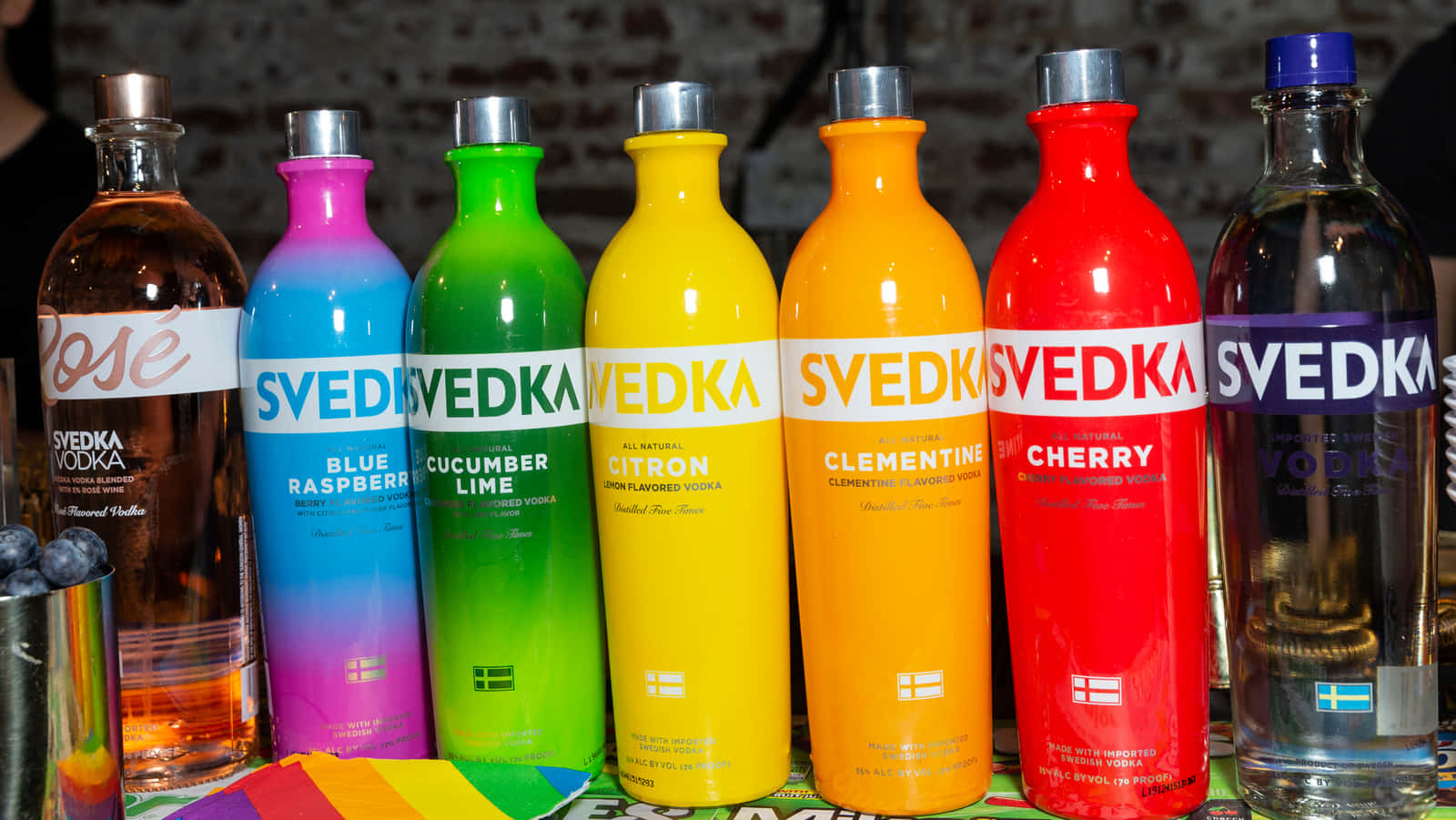 為派對以彩虹陣列排列的彩色Svedka伏特加酒瓶。