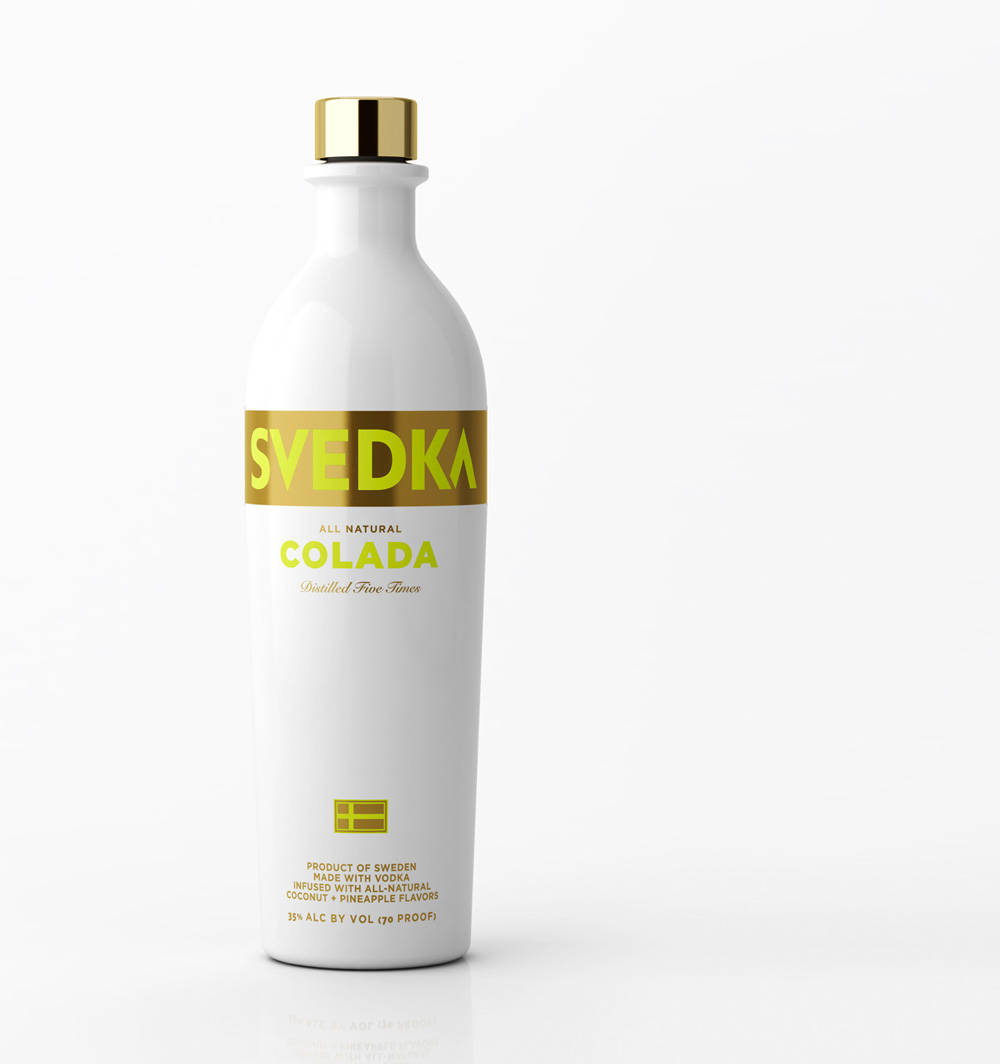 白色背景上帶有金色瓶蓋和標籤的Svedka Colada伏特加酒瓶