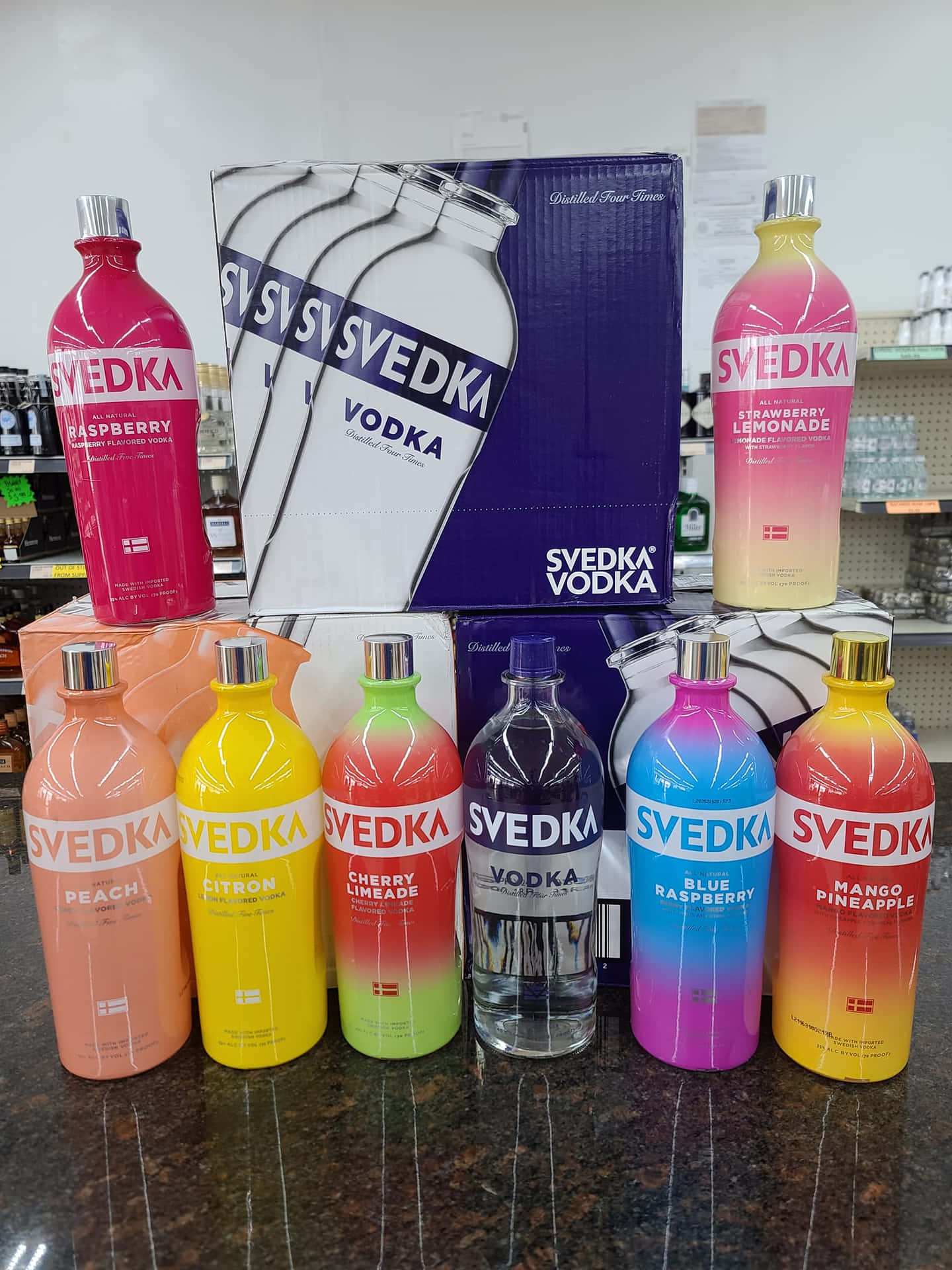 色彩繽紛的Svedka伏特加酒瓶，以各種水果口味陳列在商店櫃檯上。