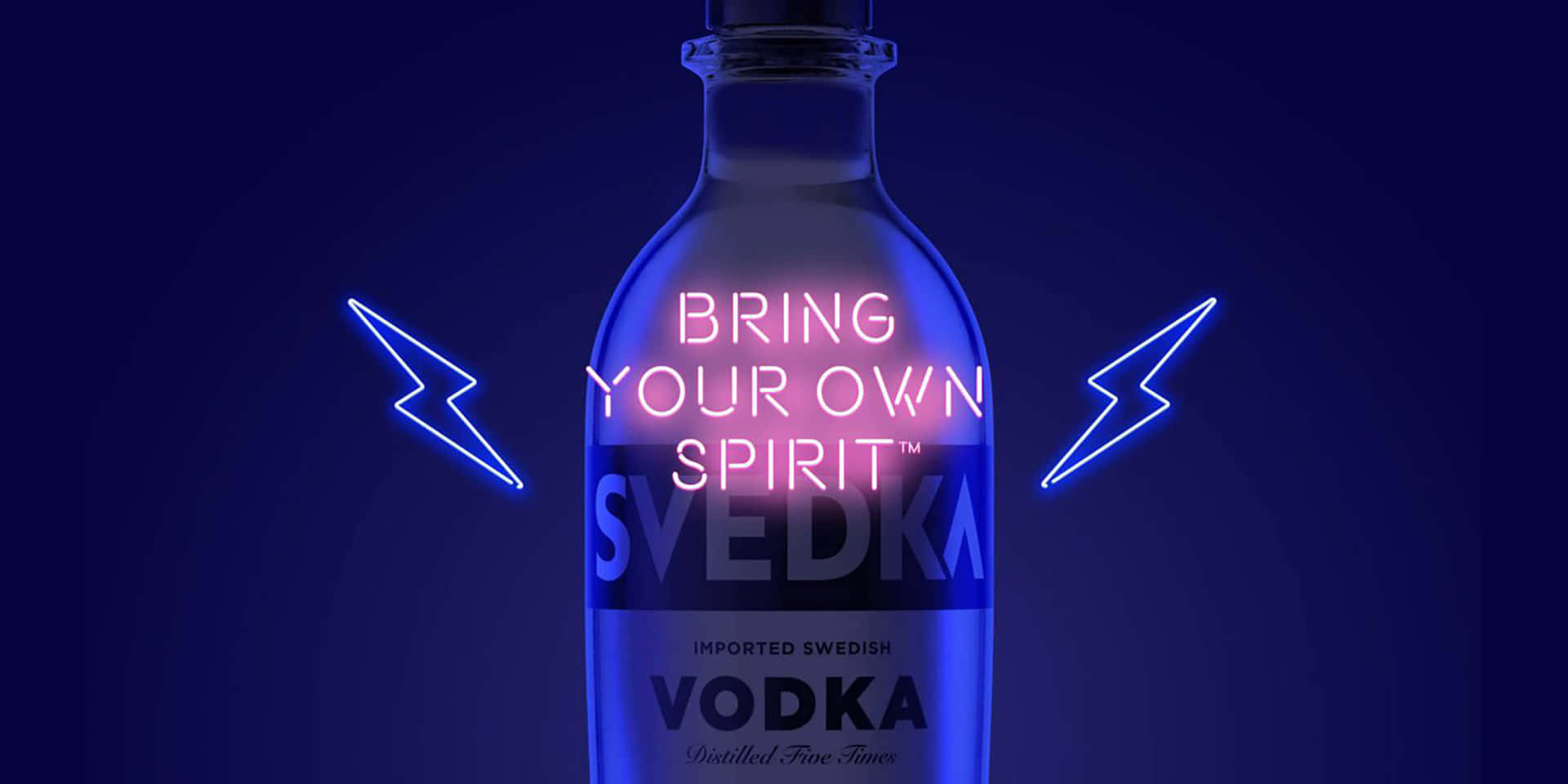 一個帶有霓虹閃電和文字 bring your own spirit 的伏特加酒瓶。