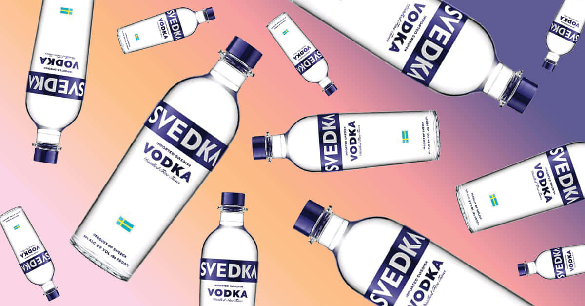Svedka 伏特加酒瓶排列在色彩繽紛的漸變背景上。