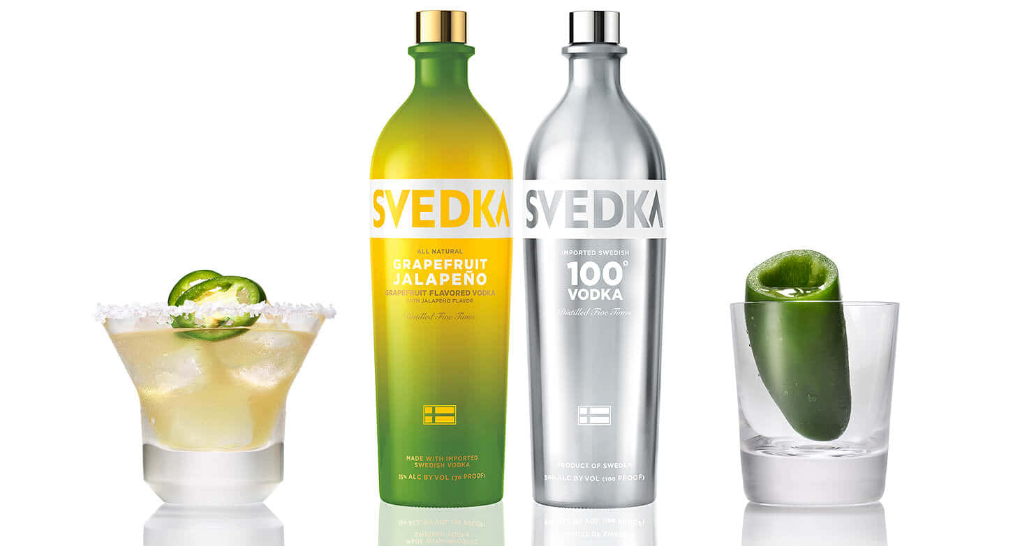白色背景上兩瓶Svedka伏特加酒配墨西哥辣椒雞尾酒。