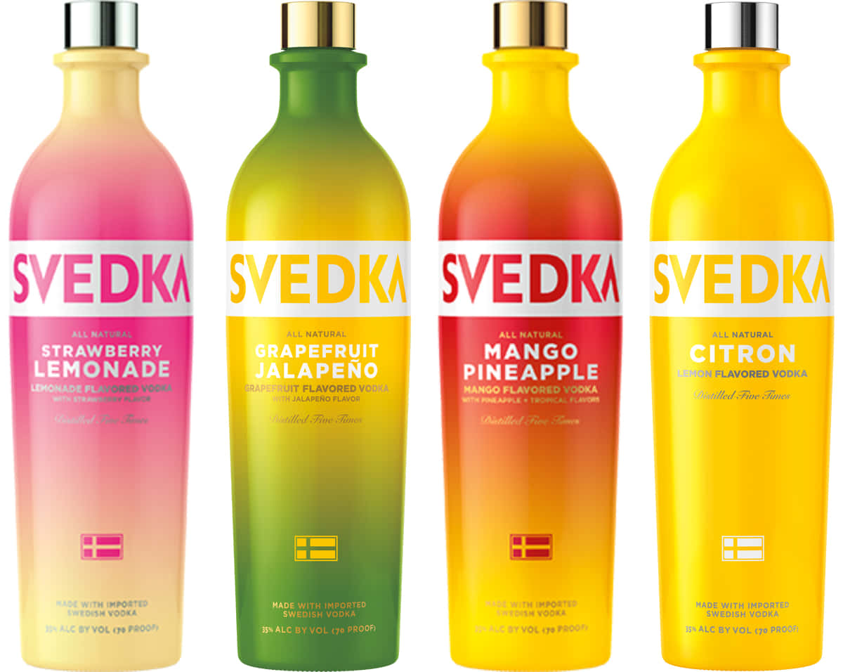 四瓶Svedka調味伏特加，呈現粉紅、綠、橙和黃色的漸變色彩。