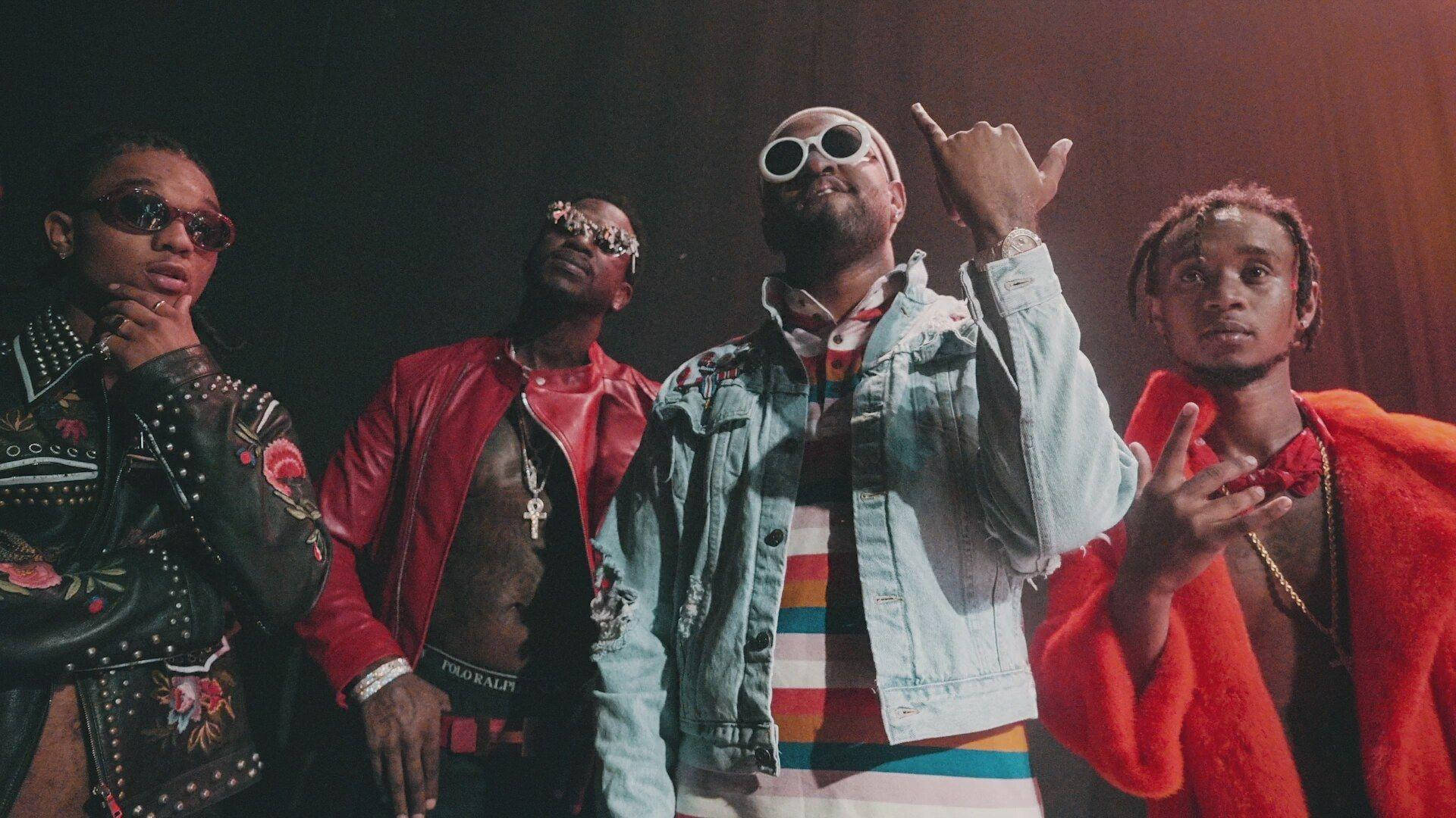 Swae Lee 與團體成員 壁紙 — 四位時尚饒舌歌手在燈光昏暗的錄音室自信擺姿勢，穿著大膽服裝和太陽眼鏡。