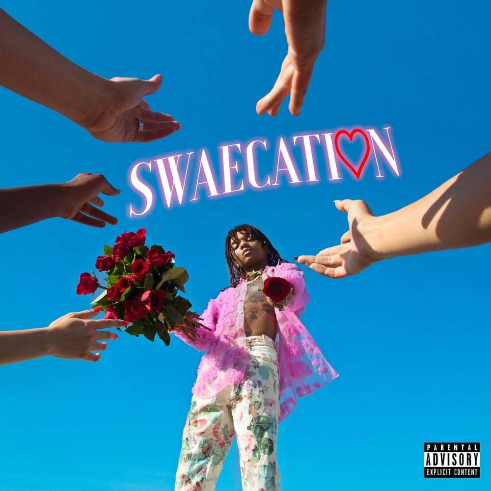 斯威·李的Swaecation 壁紙 — 一個穿著粉紅色外套和花卉圖案褲子的人站在明亮的藍天下，周圍伸出許多手，遞上紅玫瑰。