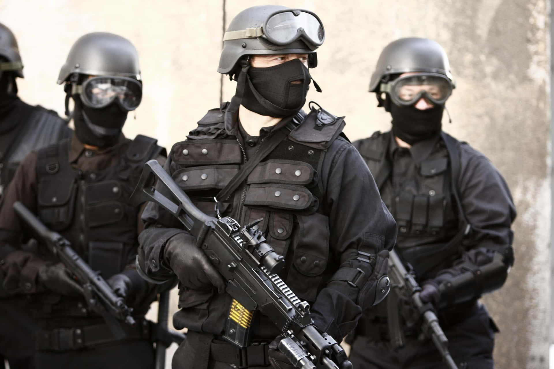 四名身穿戰術裝備的武裝警察排成一列。