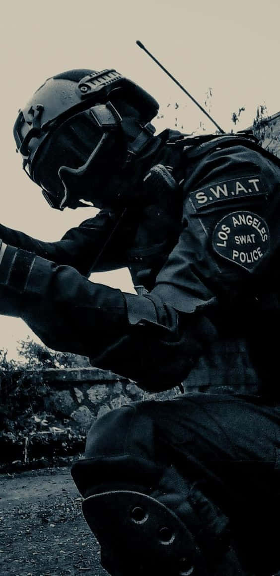 身穿戰術裝備的特警隊員蹲在城市環境中