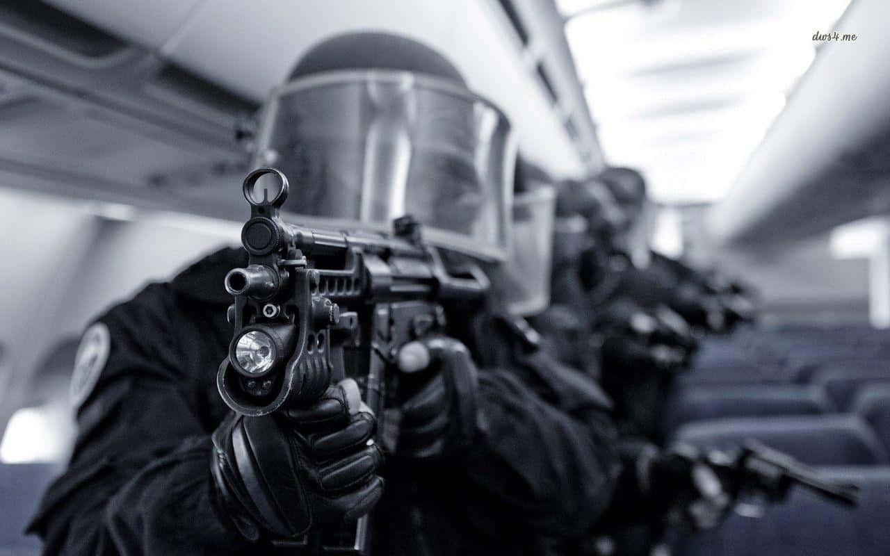 戰術警察在飛機艙內穿著防暴裝備並持有槍械。