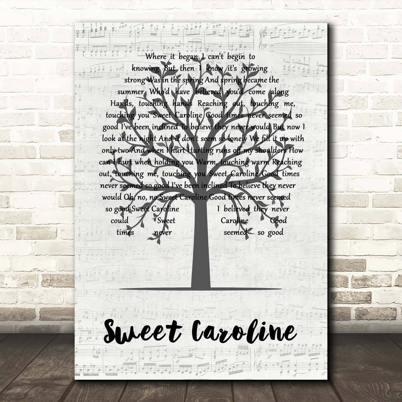 尼爾·戴蒙德《Sweet Caroline》歌曲海報 壁紙 — 黑色樹木剪影配上Sweet Caroline歌詞，在白色磚牆上的樂譜背景中形成音樂藝術印刷品。