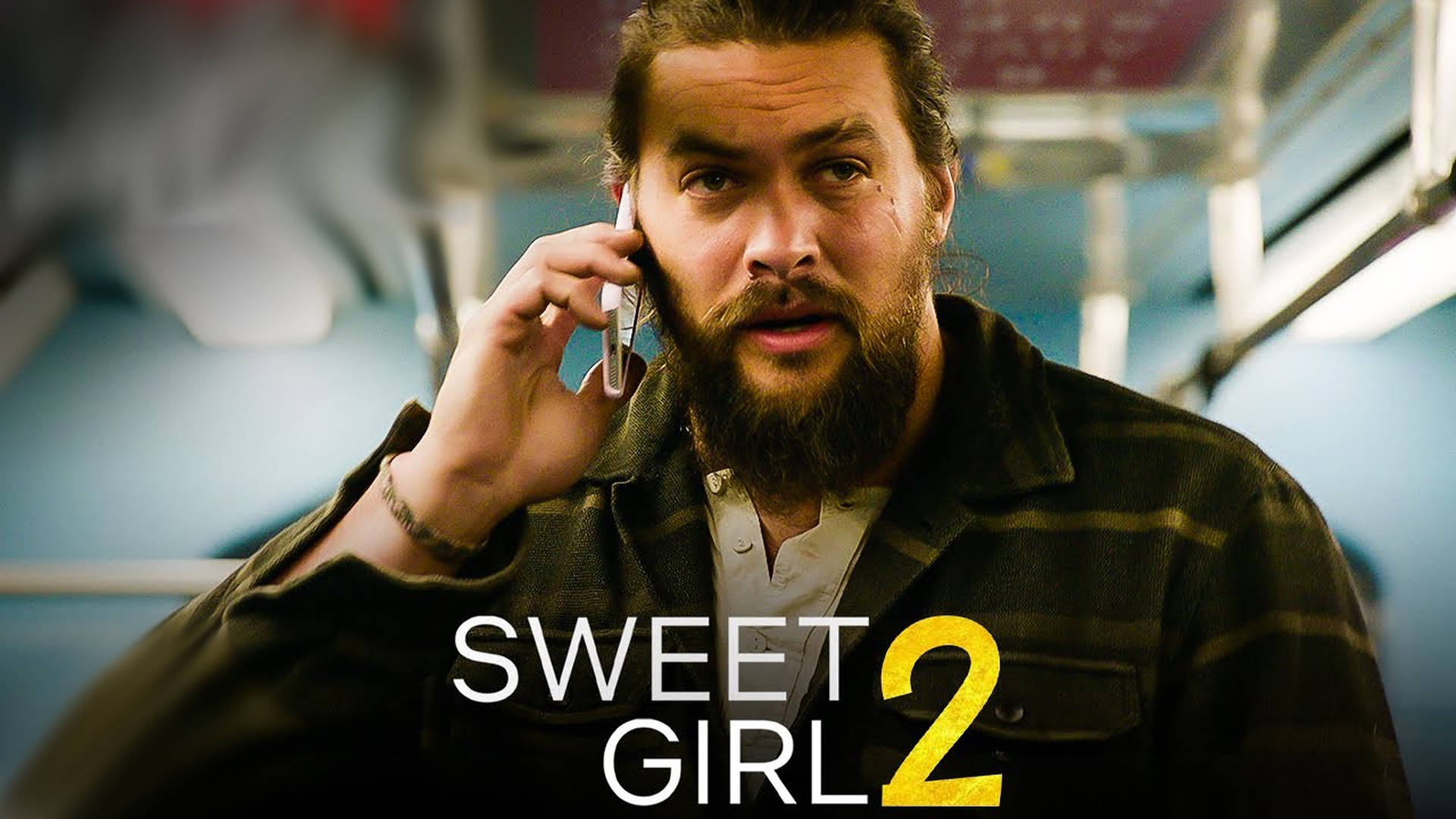 留鬍鬚男子在地鐵車廂內講電話，帶有「Sweet Girl 2」文字。