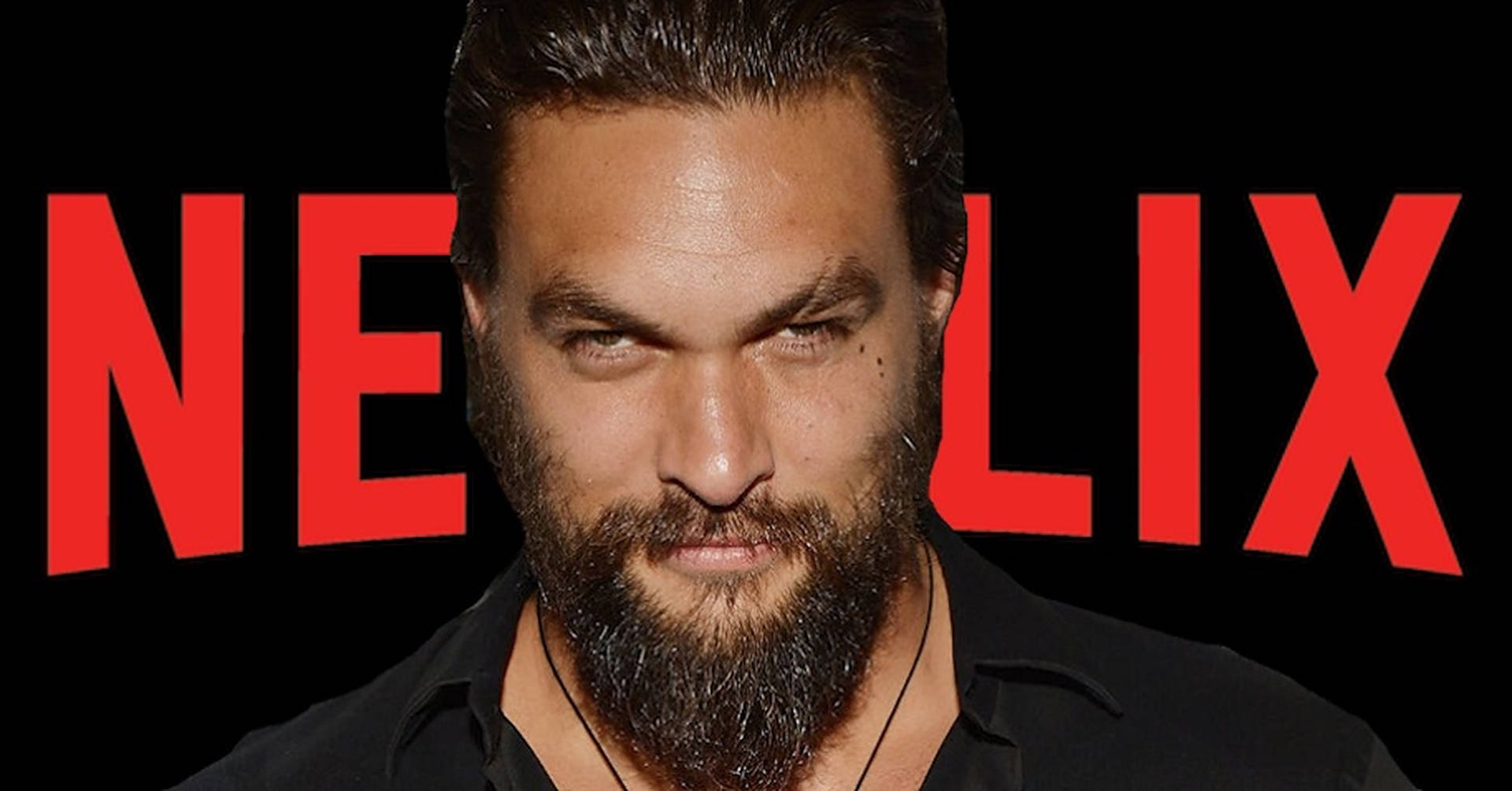 留鬍鬚的演員積遜莫瑪在Netflix標誌前顯得強烈。