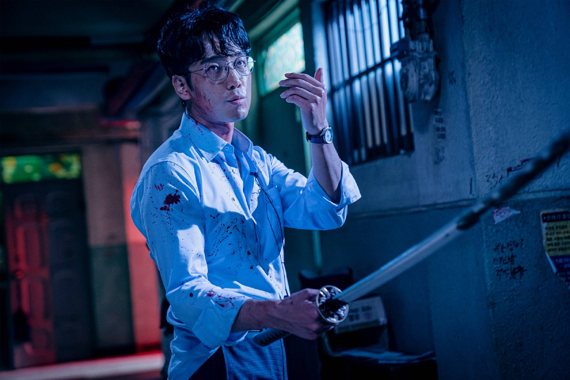 《Sweet Home》Netflix 金南熙飾演的劍士 壁紙 — 一個穿著沾血白襯衫的男人，在昏暗的都市小巷中，手持武士刀，霓虹燈閃爍。