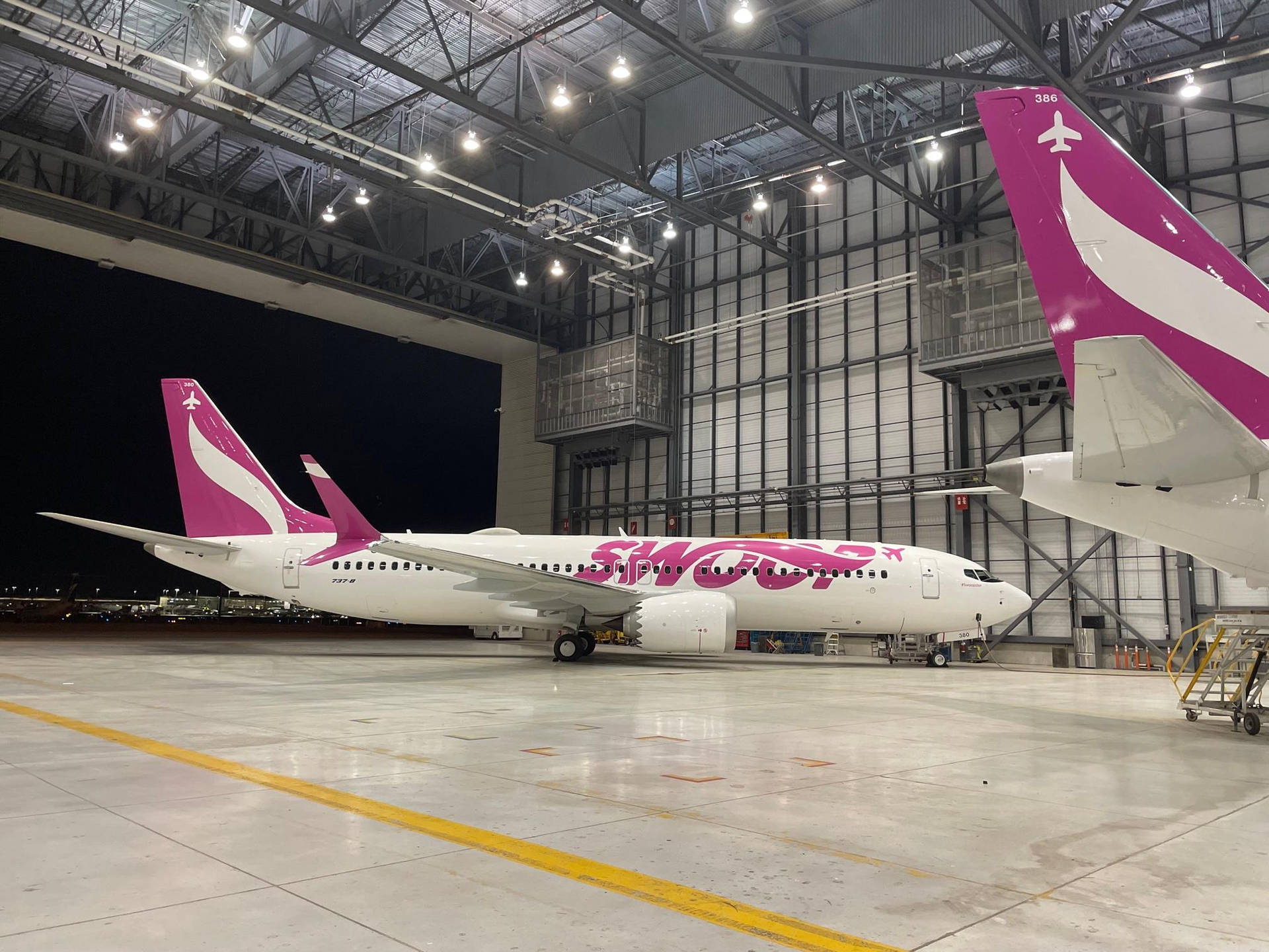 兩架Swoop飛機夜間停放在機庫內。