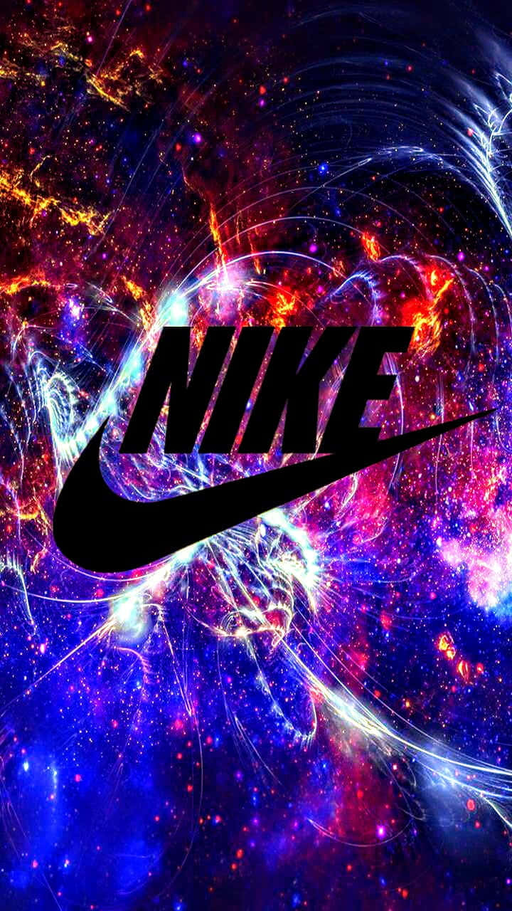 Nike標誌在色彩繽紛的宇宙背景下發光，帶有旋轉的星雲。