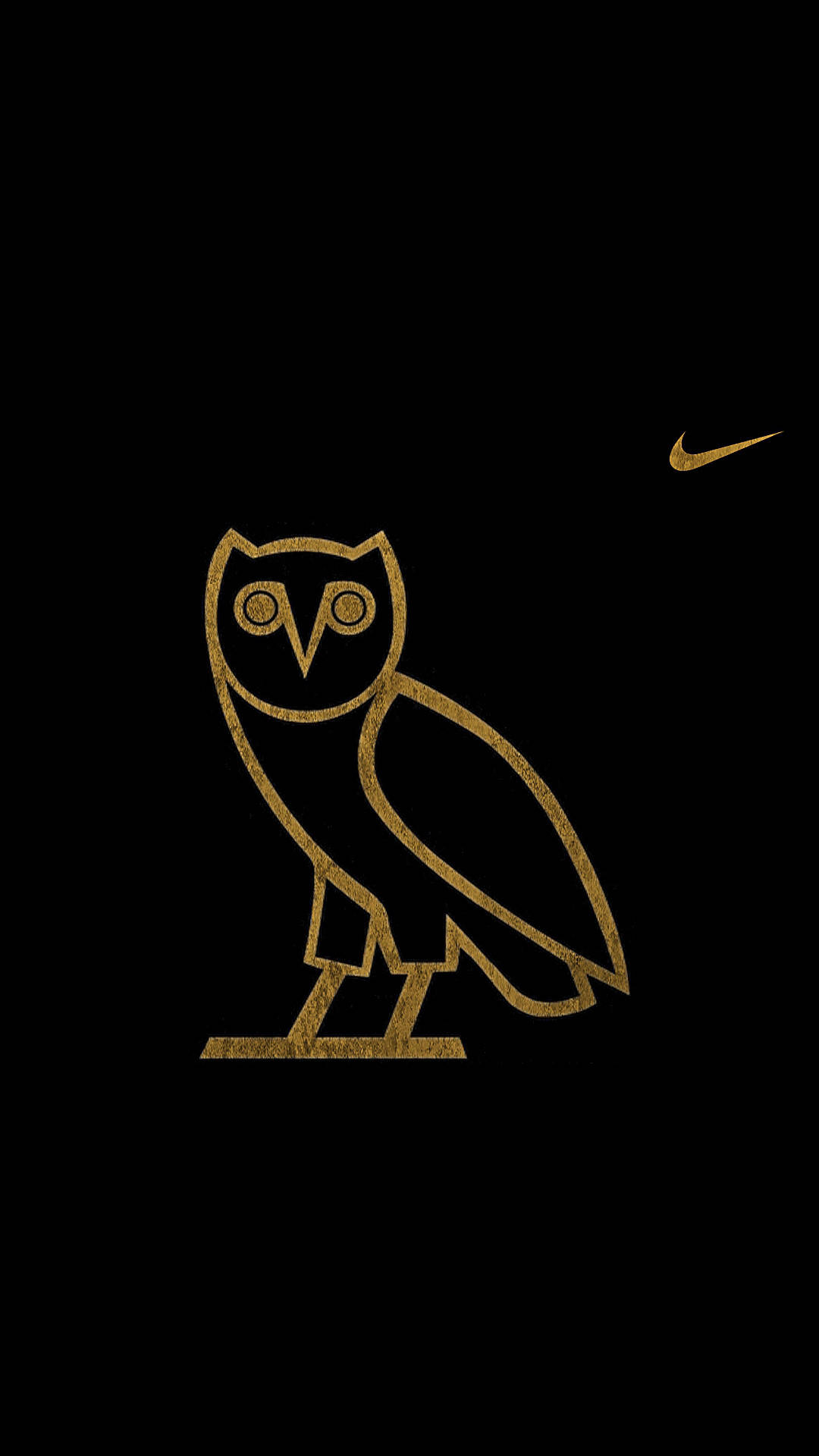 Swoosh標誌與貓頭鷹圖案 壁紙 — 一個極簡主義的金色貓頭鷹標誌居中放置在黑色背景上，右上角有一個小的金色Nike勾號。