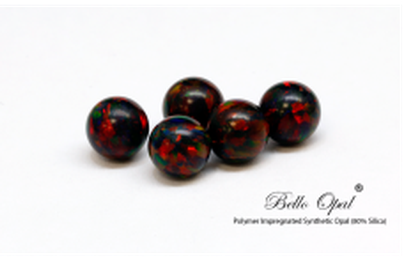 Synthetic Opal Beads Red Black Pattern 壁紙 — 五顆光澤黑色蛋白石珠子，帶有火紅、綠色和藍色閃光，放置在純白表面上。