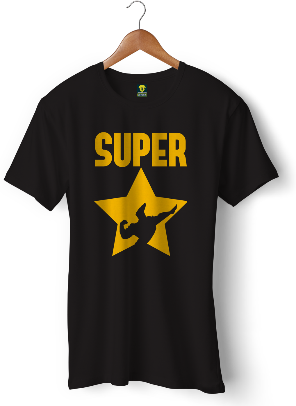 超級明星剪影T恤設計 壁紙 — 一件黑色T恤，上面有粗體黃色「SUPER」文字和帶有武術家剪影的星星圖案，掛在木衣架上，背景深色。