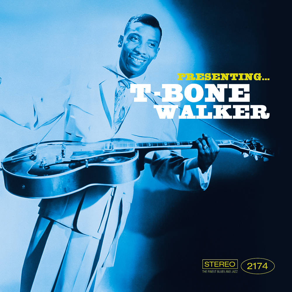 T-Bone Walker 在藍色專輯封面上微笑著拿著結他。
