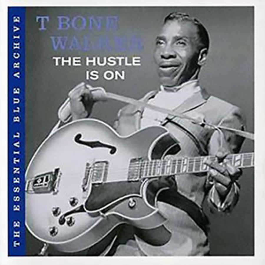 T-Bone Walker《The Hustle Is On》 壁紙 — T Bone Walker 自信地微笑，手持電結他，經典黑白工作室肖像。