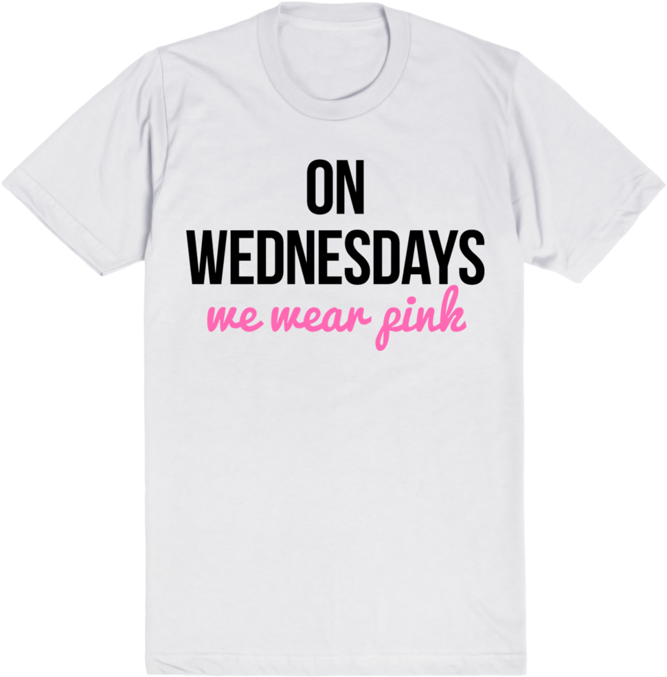 星期三穿粉紅T恤 壁紙 — 一件白色T恤，上面有粗體黑色文字 'ON WEDNESDAYS' 和粉紅色草書 'we wear pink'，背景為黑色。