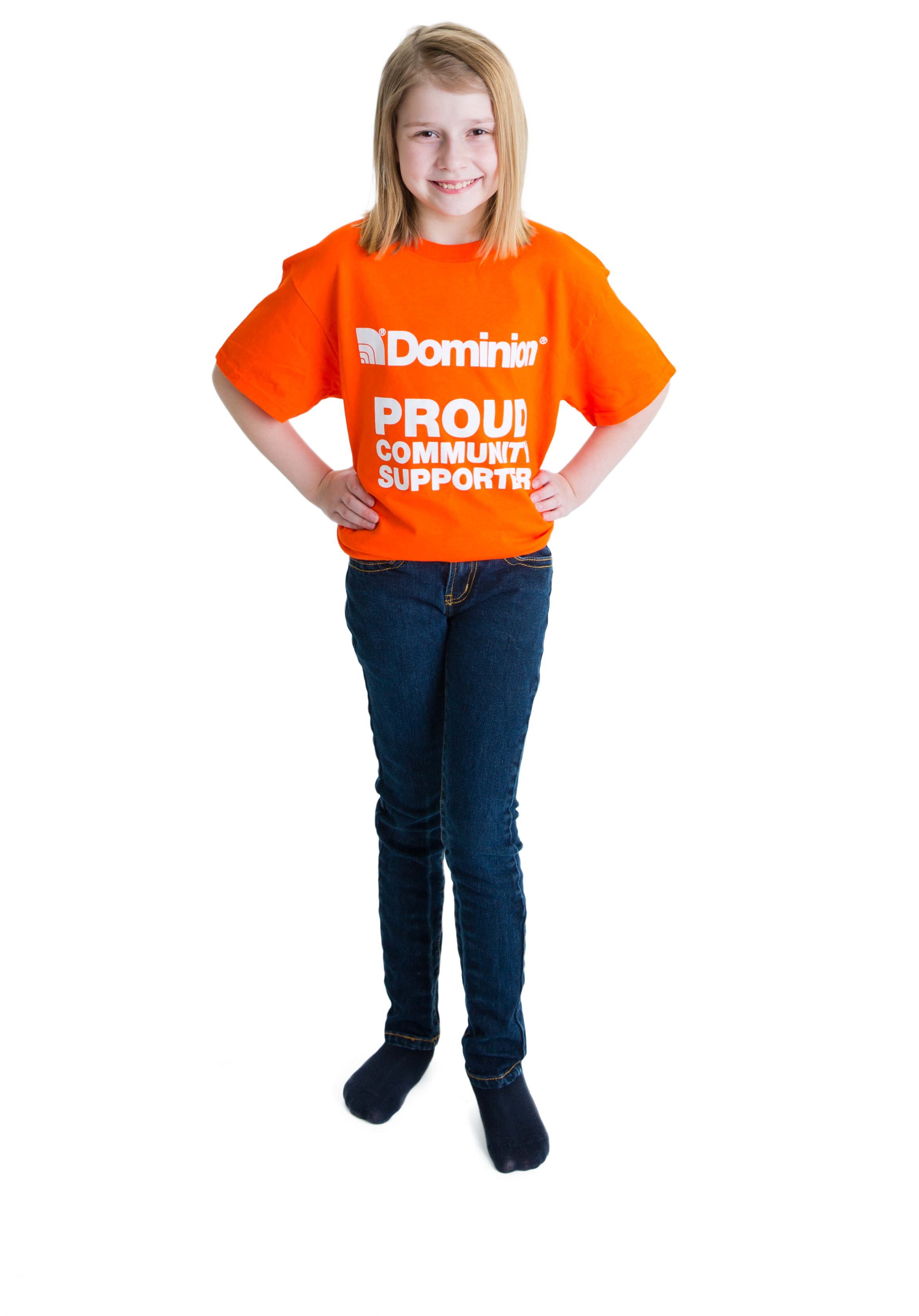 穿橙色T恤微笑的女孩 壁紙 — 一個開朗的小女孩穿著橙色 'Dominion Proud Community Supporter' T恤，雙手叉腰，自信地站在黑色背景前。