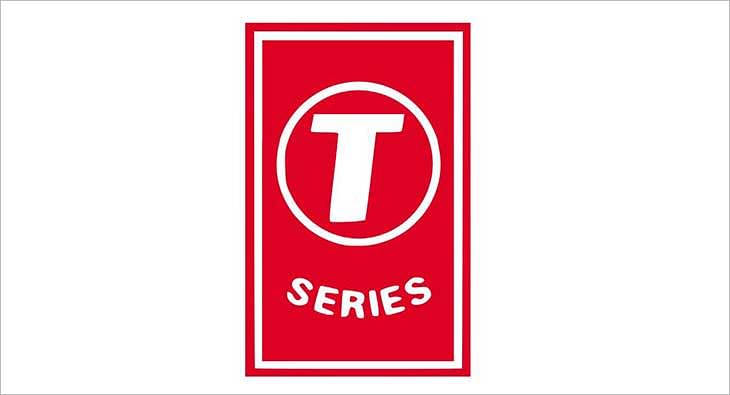 T-Series總部的迷人外觀 壁紙 — 一個大膽的紅色長方形標誌，白色圓圈內包含大寫字母 T，下方有 SERIES 字樣。