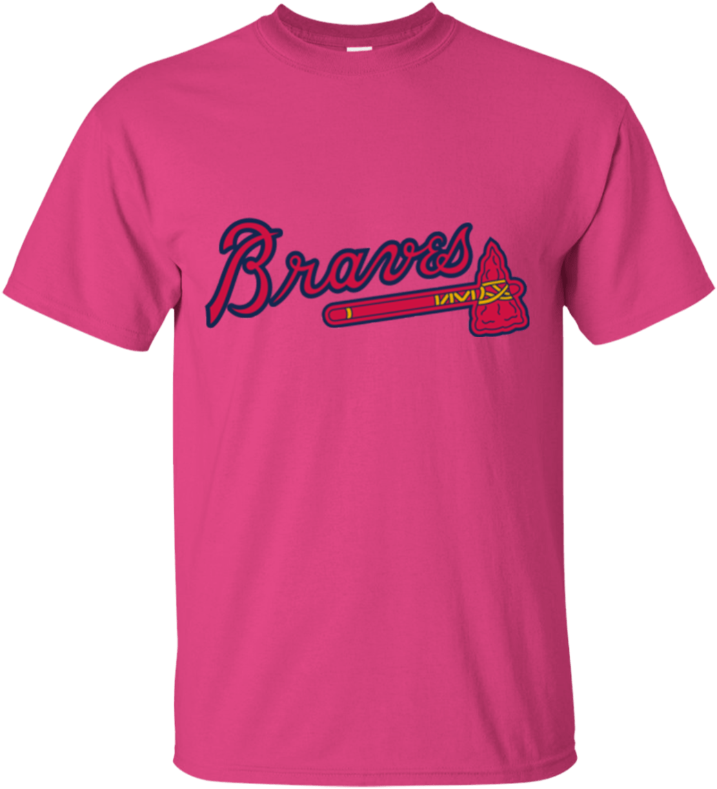 粉紅色亞特蘭大勇士隊T恤 壁紙 — 一件充滿活力的粉紅色T恤，在黑色背景上展示紅藍色的Braves標誌和戰斧圖案。